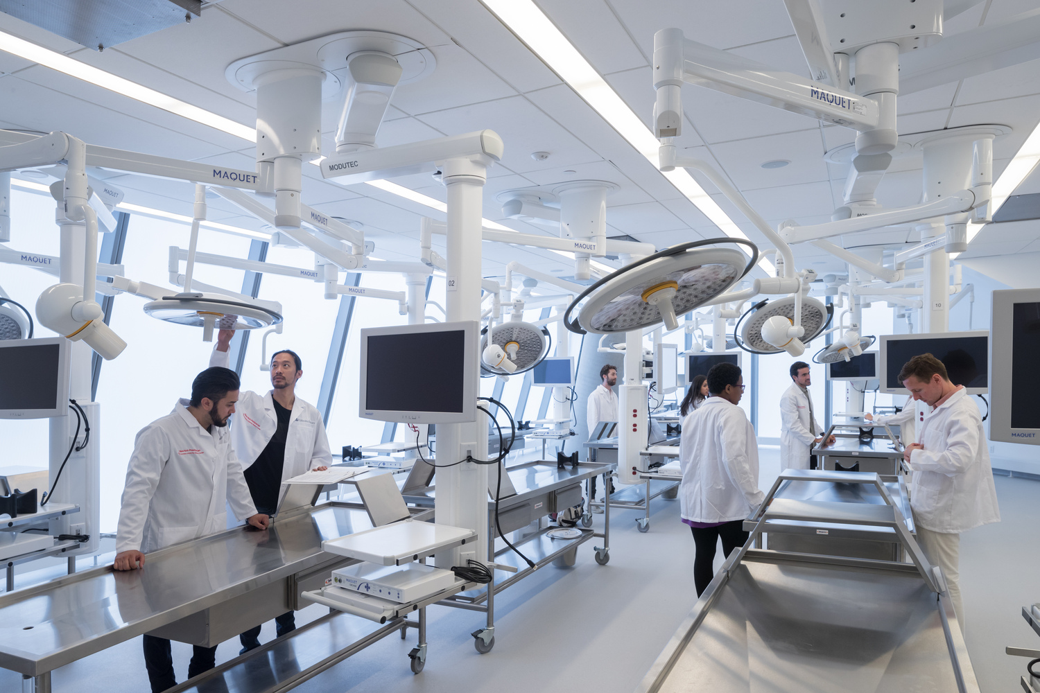 解剖室,一个灵活的学习空间,带有屏幕和工作照明